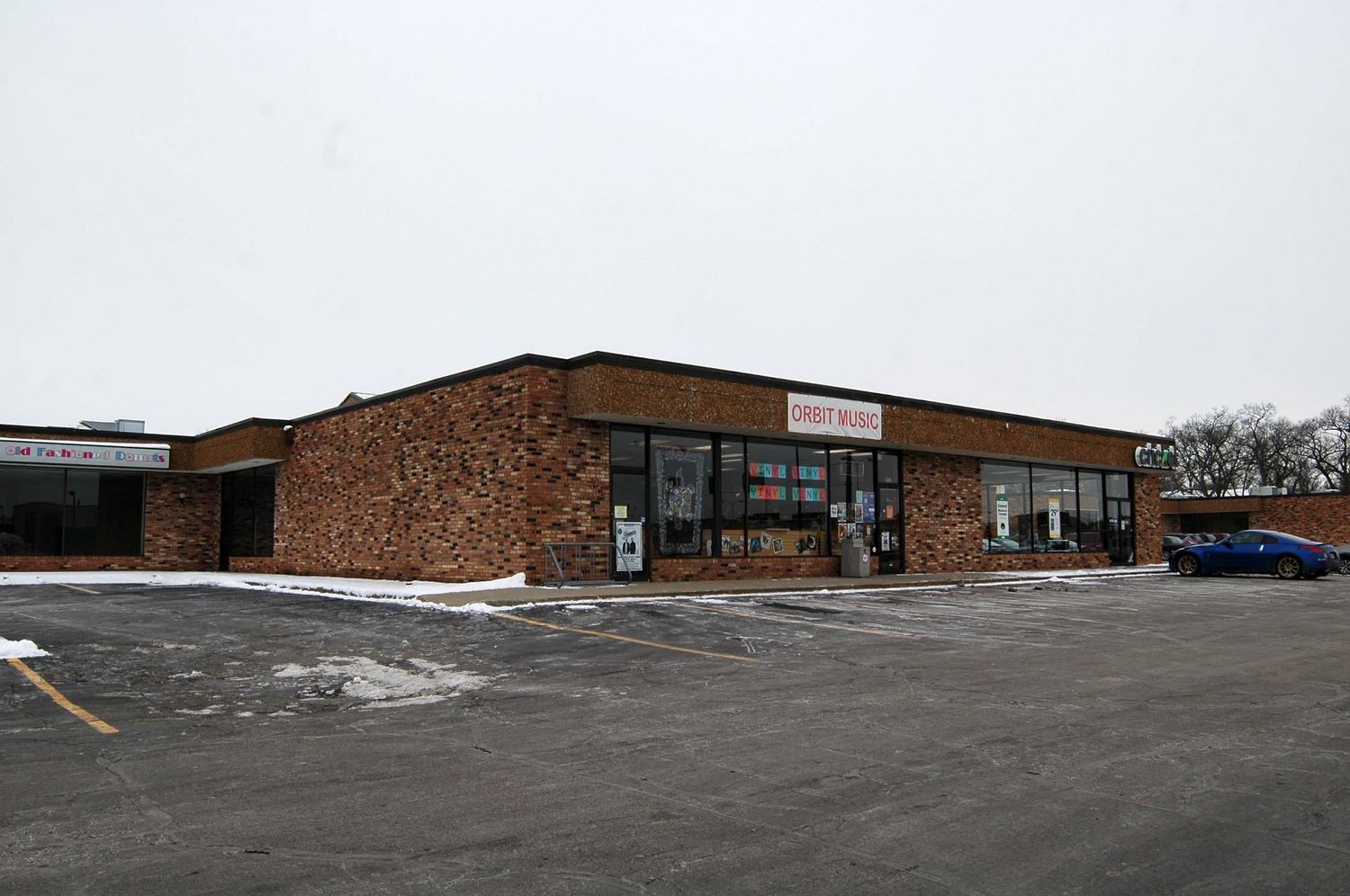 College Square - Suite 713: 921 West McKinley Avenue, Mishawaka, IN 46545